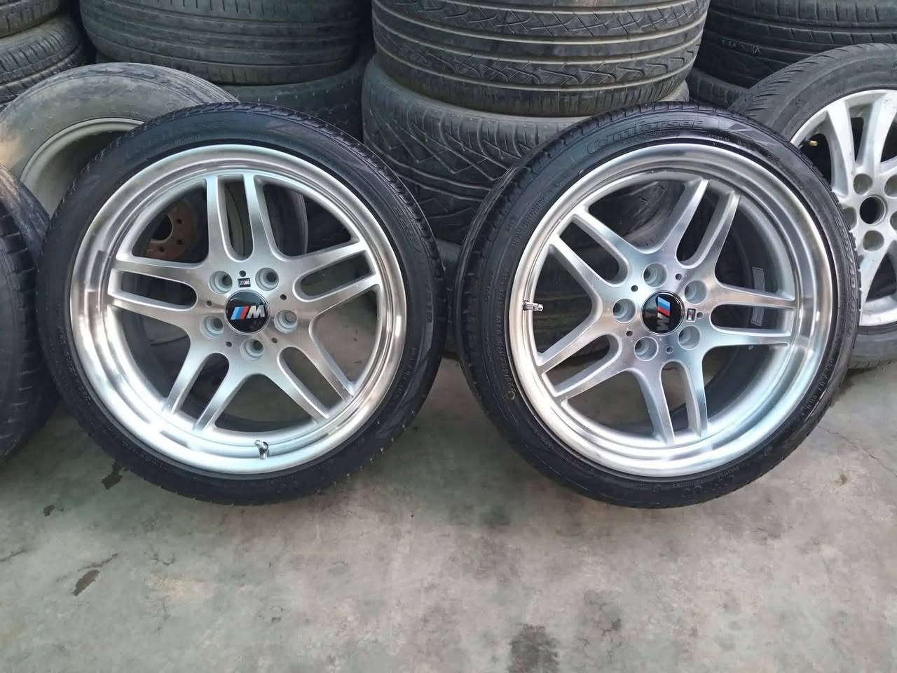 تاقم تایە و ویلی ئێم 18 دوو سایز بەشەرتی هەموو شتێک
تایەکانی زۆر جوانن و قیاسی سپۆرتی لە سەرە
بۆ گۆرینەوە لە  سلێمانیم
***********
***********
