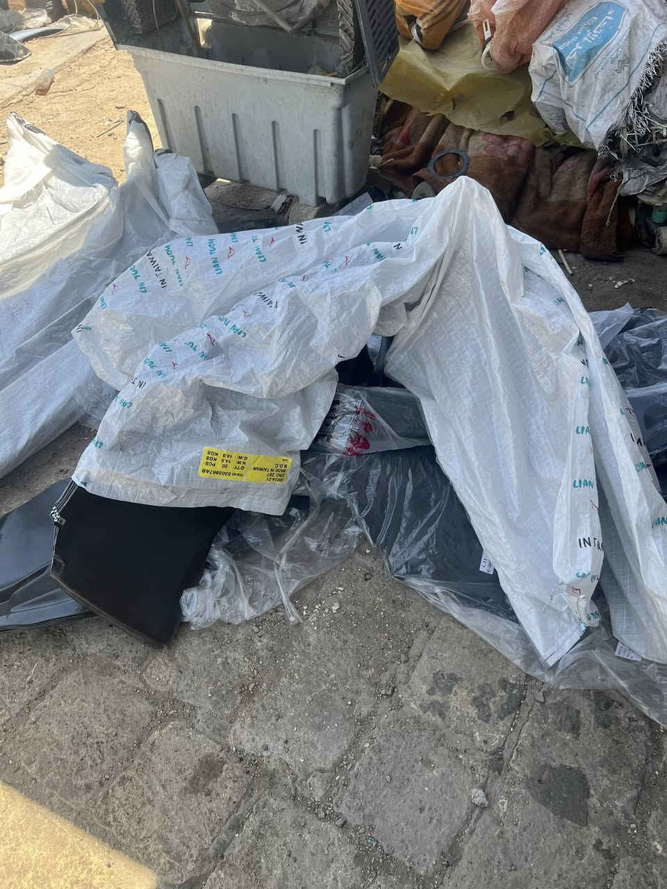 توجد ادوات لاريدو من 2005 لل2010 محلات الاندلس ساحه الطيران *********** يوجد ادوات صدر مع صيانه
