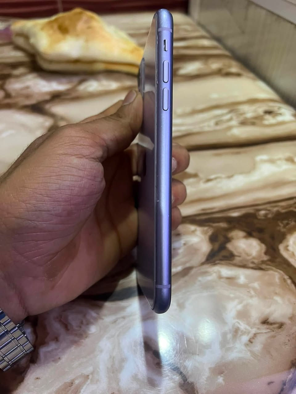 آيفون 11عادي نضيف كلش مبدل بطاريه خدمه وضهر نضافه مثل مموضح بصور سعر250وبي مجال قليل رقمي ***********
