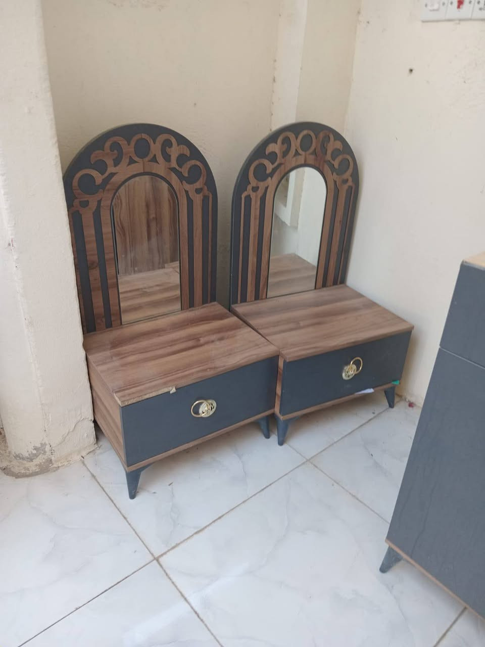 سلام عليكم عندي ميز تواليت وكومديات وساعه للبيع سعر الميز ويه كومديات 75وبيهن مجال وسعر ساعه 60وبيها مجال للتواصل عبر رقم الهاتف ***********
