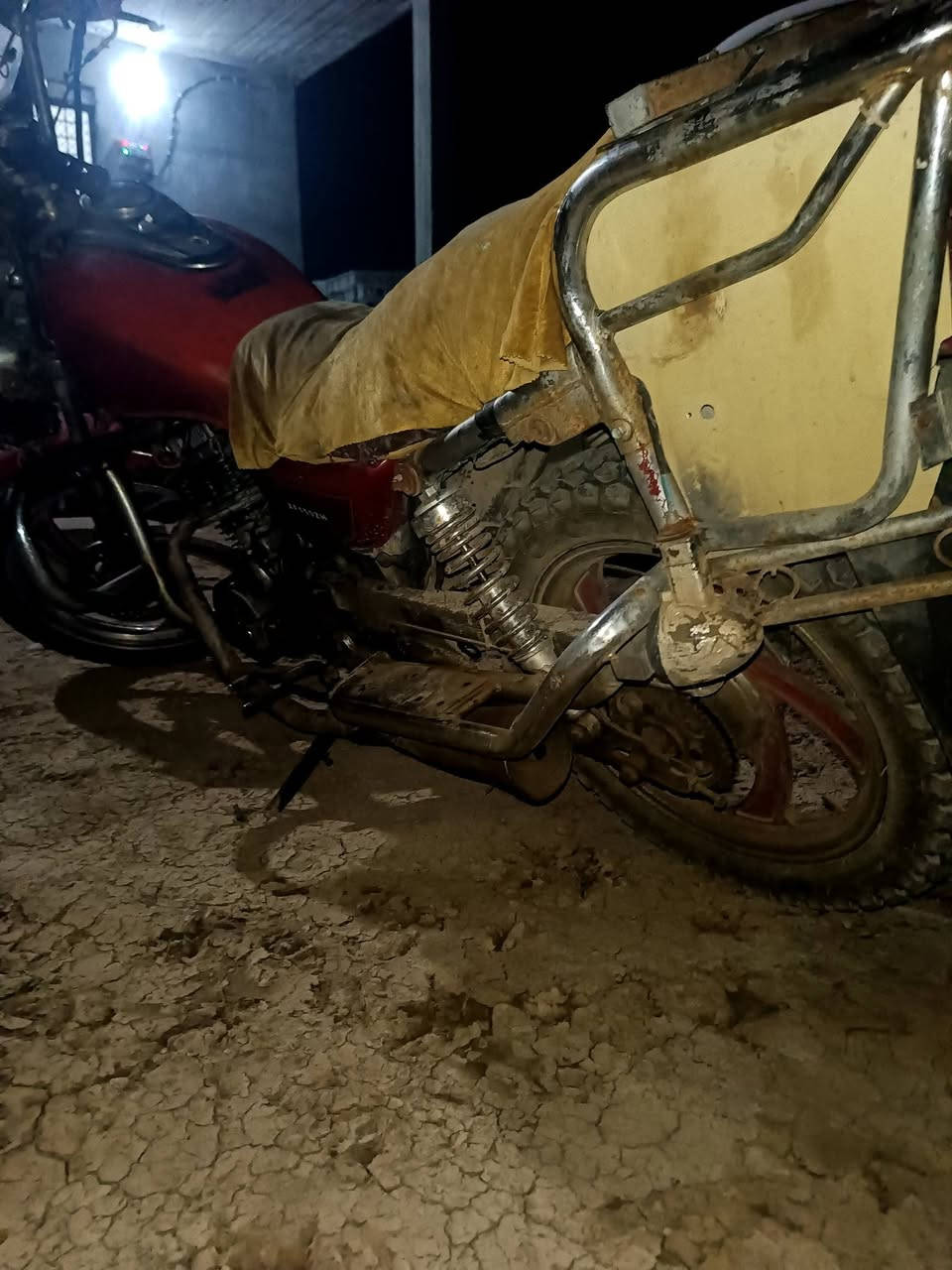 موطور جني دبل بلك
محرك شرط لا صرف ولا تبخير 
كهربايات كله شقاله 
وياله جديده تواير جديده 
السعر 300وبي مجال 
العنوان اسديره وسطى 
الستفسار ‏‪0782 835 4517‬‏
