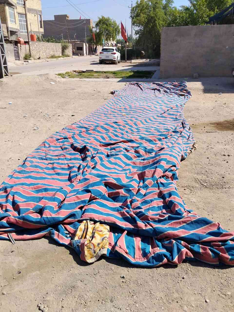 السلام عليكم جادر قماش فقط مستعمل عدد ٢ الاول خمسة اقواس و الثاني ستة اقواس للبيع السعر ٢٥٠٠٠٠ دينار وبيه مجال العنوان حلة نادر الثالثة قرب مركز صحي نادر موبايل ***********

