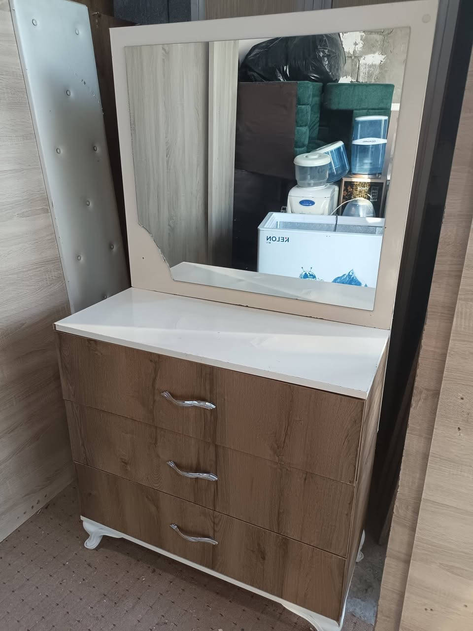 معرض البركه
يوجد لدينا غرف نوم شرط النظافه السعر الوحده 300
كاني كرده شارع مستشفى شهيد جزى ***********
