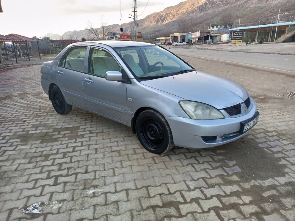 لانسەر مۆدێل 2008
ڕەقەمی تازەیە ژینگەی دراوە 
سەنەوی ٤ مانگە تەواو بووە
٤ پارچەی بۆیاغە بێ هیچ ناو گرتنێک
سۆنەریم داناوە هەموی دیاری کراوە
گێڕو مەکینەو تەبرید و تەقەو ڕەقە 
هەموی بەشەرت 
تەحویل و غرامەو بڕاوەی بەشەرت 
گێڕ عادی ... مەکینە گەورەی بیلاد
ناو زەرد و فۆڕنیکا
٤ جام کارەبا و ئاوێنە کارەبا 
٥٩ گەڵاو معامەلەیەکی زۆر کەم 
لە قەزای دوکانم 
*********** یان *********** دخان, السليمانية
