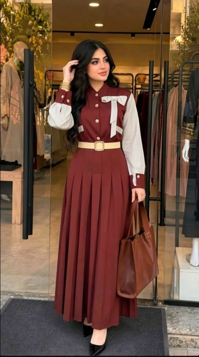 ✨ الأناقة الحقيقية بقطعة واحدة ✨
وصّل الموديل الأكثر طلباً وتأنقاً ببيج "الأنيقة"! طقم راقي يجمع بين الترتيب والجمال الخالص. 💖
📌 تفاصيل الموديل:
 * التصميم: تنورة بليسيه مكسرة مع قميص بأكمام مخططة وفيونكة صدر أنيقة (يأتي مع الحزام).
 * الألوان: أسود 🖤 / نيلي 💙 / بيج 🤎 / ماروني ❤️
 * السعر: 35,000 دينار فقط! 💸
🛍️ لطيف الطلب:
ارسلي رسالة للخاص فيها (صورة اللون، القياس، العنوان ورقم الهاتف).
🚚 يوجد توصيل لكافة المحافظات.
*********** / ***********
