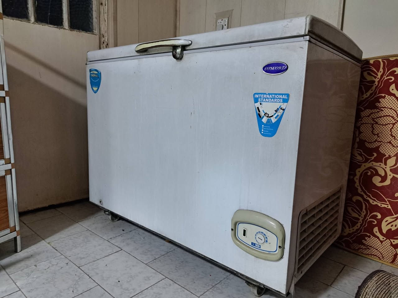 سلام عليكم مجمده شركه كونكرد للبيع 
11 قدم 
حالتها جيده جدا مداخله تصليح 
السعر 200 الف وبيها مجال بسيط 
الشعب حي التجار 
***********
