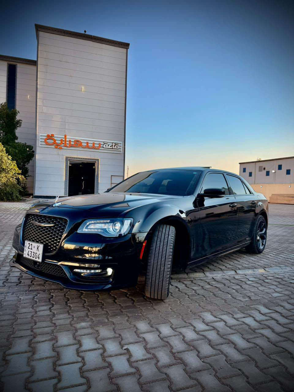 اوباما : 2023 . (كندي) . 
العداد   :  ( 78000 الف كيلو ) 
المحرك : V6 . 3.6L . 

المواصفات :
* الواجهة الأمامية SRT. 
* پانوراما . 
* رادار مع مانع تصادم . 
* نقطة عمياء . 
* حساسات امامية . 
* مصابيح امامية زنون مع LED . 
* ويل قياس 20 أنج . 
* حساسات امامية .
* حساسات خلفية . 
* شاشه كبيرة مع نظام ملاحة نفكيشن GPS .
* سستم صوت الپاين مع سماعات بريميوم .
* مقصورة الركاب من الجلد الفاخر .  
* مقاعد أمامية كهربائية عدد 2 . 
* ذاكرة لحفظ وضعيات الجلوس (ميموري) . 
* مقاعد أمامية تبريد وتدفئة . 
* مقاعد خلفية تدفئة . 
* تشغيل عن بعد . 
* ستيرن كهربائي . 
* تدفئة ستيرن . 
* محدد سرعة . 
* تلفون بلوتوث . 
* كاميرا خلفية .
* مرايا متحسسة للاضاءة العالية .
* كير شفتات بالستيرن . 
* دخول ذكي (بصمة) .
 
بغداد تحويل مباشر 
مكان السيارة بغداد 

تفاصيل اكثر ع خاص او اتصال 

*********** بغداد, العراق
