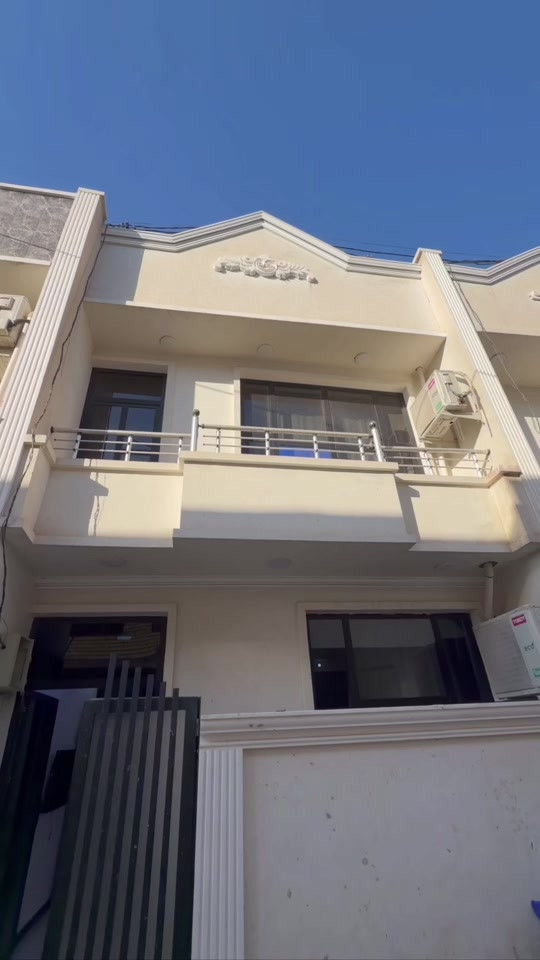 � فرصة مميزة للبيع في بغداد – الشرطة الخامسة 📐 المساحة: 50 م² 🛋️ يباع كامل مع الأثاث 💰 السعر: مناسب جداً مواصفات العقار: 🏠 الطابق الأول: * استقبال * مطبخ * منور * خدمات صحية 🛏️ الطابق الثاني: * غرفتا نوم 🧱 نوع البناء: طابوك 📍 العنوان: بغداد – الشرطة الخامسة 📞 للاستفسار: ***********

