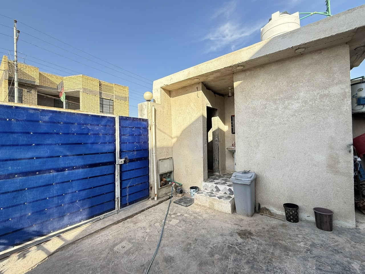 الدار للبيع
مساحة ٣٠٠متر طابو كونكريت مسلح بناء حديث

حي السياسيين شارع المحكمة

يحتوي على٤ غرف

 ٢ غرف كبيرة مع سويت لكل غرفة

و٢غرف صغيرة + استقبال +كراج كبير

+حمامات داخلية وخارجية. 

للاستفسار اكثر التواصل مع صاحب الدار

***********
