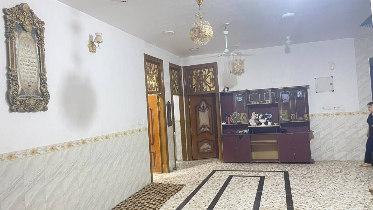دار للبيع فقط
مساحة 327متر   سند 25 ب اسمي يحتوي البيت ع غرفتين نووم  والاستقبال  وهول ومطبخ مجمع صحيات داخلي وخارجي ومخزن طابق ثاني البيت صب كونكريت  بناء حديث سنة 2020 طابوق  وتتوفر جميع الخدمات والشارع 8متر   مكان حلة منطقة الرشدية  السادة الزوامل يبعد عن شارع العام ب 400متر  ل  الاستفسار ***********
