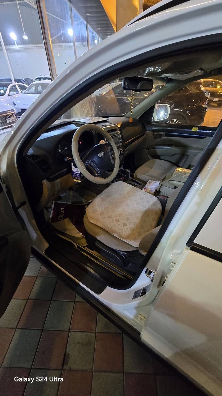 السلام عليكم 
للبيع 
سنتافيا خليجي رقمها بغداد موديل ١٢ محرك ٦ ٣٥٠٠ على وضع الشركة السيارة اخت الزيرو ماشية ١٠٠ استخدام شخصي تبريد ٣ قطع ٧راكب فتحة سقف كامرة اشاير بالمري مري شفط السيارة مال بيت .كلين كفالة عامة.الشراي يراسلني واتساب ***********
