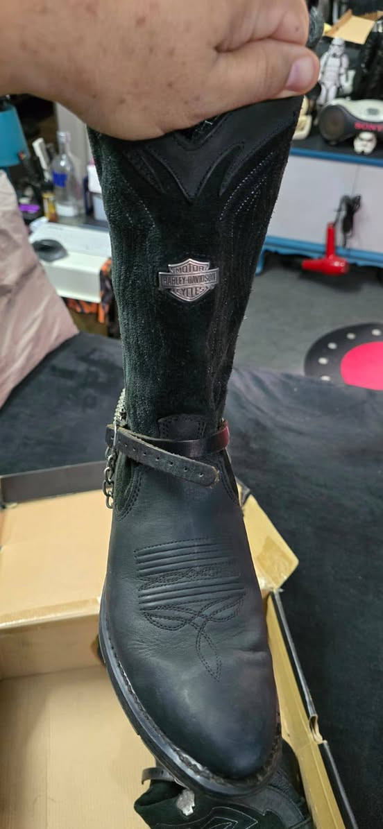 جزمه هارلي حاله كويسه جدا مقاس 43 
السعر النهائي 5500


**إذا كنت صاحب هذا الإعلان وتريد حذفه لأي سبب، رجاءا أرسل رسالة إلى الدعم الفني**