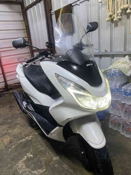 بي سي اكس (PCX) 
2018 ياباني جيل الثاني 
دراجة نظيفة بس كفرات بيه شخوط محرك مكفول 
بانزين محسن ودهن ليكي مولي وكالة
مابيه اوراق دراجة جيب فيتر وافحص نهايتها 16 ورقة قفل 
مكاني الكرادة 52
***********

