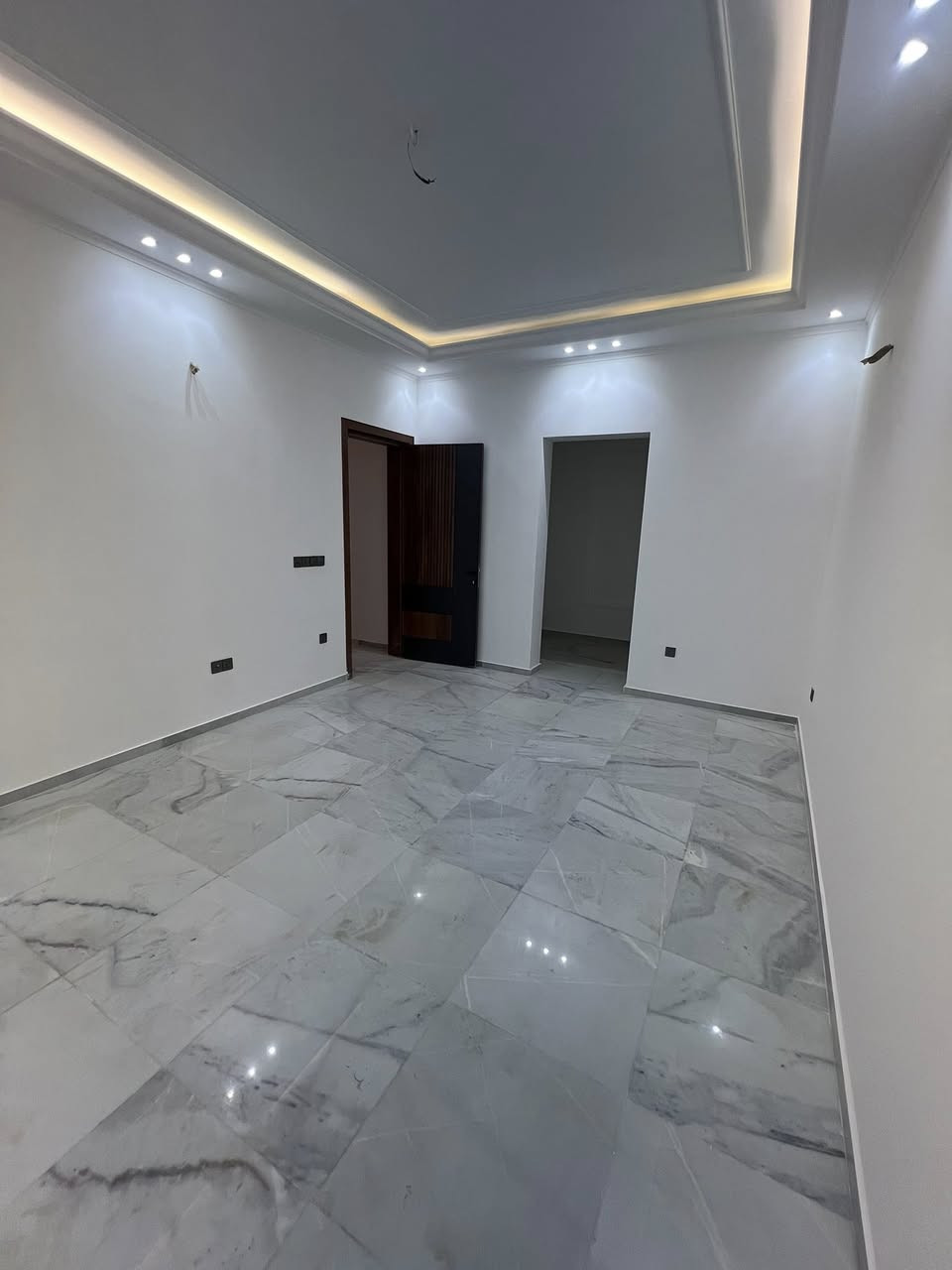 بسم الله الرحمن الرحيم
مكتب مهند الغريري للوساطه العقاريه 

للبيع بغداد السيديه مربع الضباط دار ١٩٦ متر واقع 

حال ٢٠٠ سند مستقل العقار

واجهيه ٧:٩٠ نزال ٢٥ 

شارع ٢٠ متر رصيف ٧ متر 

بيت فول درجه اولى بناء زيرو ٢٠٢٥ 

يحتوي ٥ غرف نوم وخدمات صحيه ٥ 

صاله مطبخ هول داخلي

 

واجهيه مرمر ارضيات مرمر بيبان قاصه 

شغل درجه اولى 

سند مستقل الدار 🏠 يقع على شارع الكويتي

السعر المطلوب مليار و٢٥٠ مليون دينار عراقي 

لمعرفه تفاصيل اخره على عقار او معاينه 

زياره المكتب السيديه شارع العلوه مقابيل مدرسه 

حلم الغد الاهليه وقرب مطعم سماش

***********
