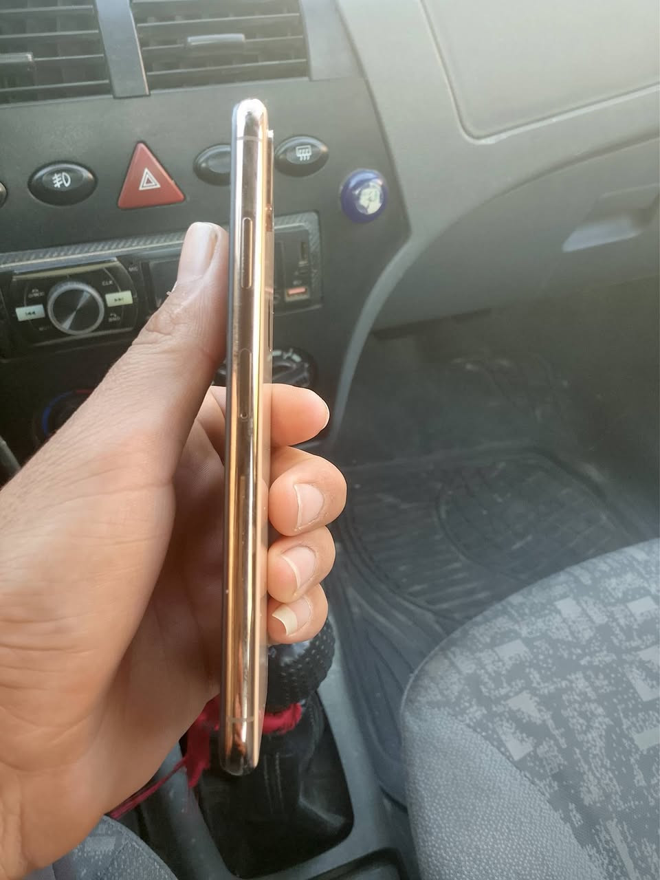 سلام عليكم جهاز أيفون اكس ماكس ذاكره 256 وبطاريته 65 جهاز نضيف يحتاجله بس بطاريه سعره 225 مكاني بغداد بلديات رقم تواصل ***********
