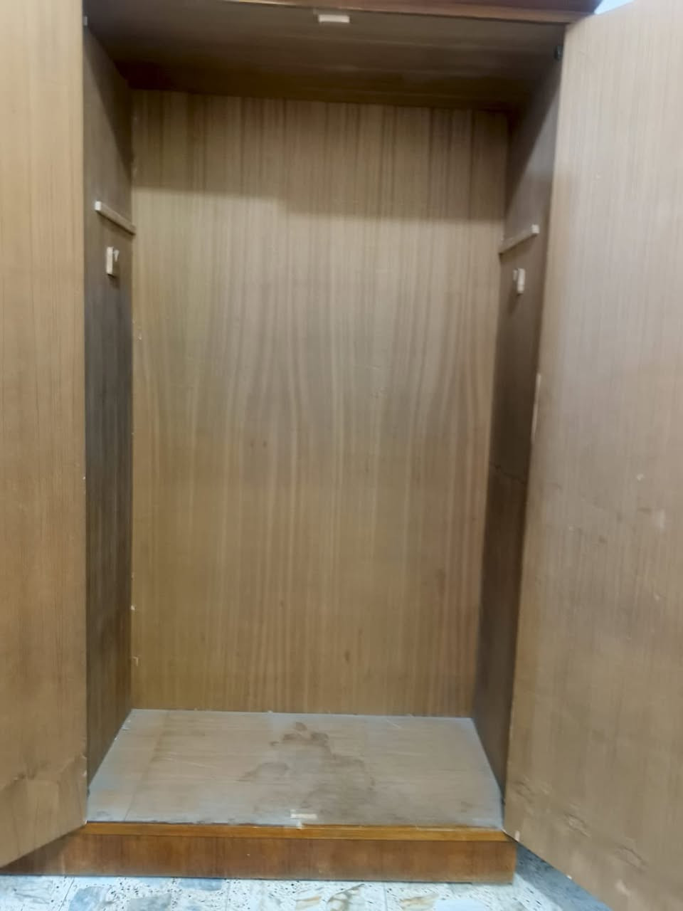 سلام عليكم
متاح كنتور عراقي ثقيل ٦ ابواب نضيف مثل ما موضح  +ميز تواليت 
عنوان بغداد مدينه صدر ق ٢٣ وتساب ***********
