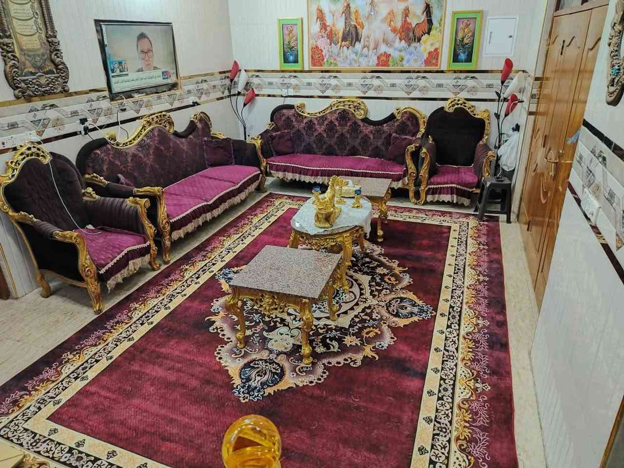 السلام عليكم دار للبيع في بغداد حي آور قرب مؤسسة المصطفى و خلف محطة المرتضى خلف الشارع التجاري مباشرتاً المساحة 150 متر طابقين الواجها 10 و النزال 15 يتكون الدار من 4 غرف نوم الطابق الأول يتكون من استقبال و مطبخ و صالة كبيرة و غرفة نوم و و صحيات الطابق الثاني يتكون من 3 غرف نوم معى صالة كبيرة صحيات للإستفسار أكثر اتصلو على الرقم ***********.
