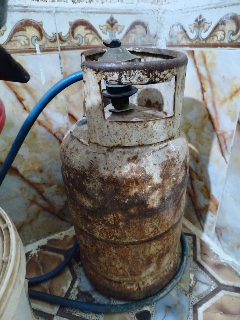 دبه غاز للبيع سعره 75متروسه 
الشراي يتصل، ***********

