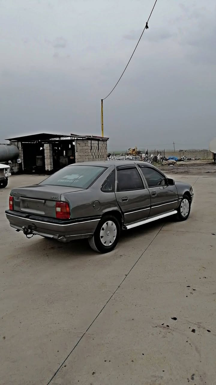 ئۆپڵ ڤیکترا مۆدهێل1991 مەکنە 18گێڕ عادی کارەبای مەزبوتە تەقەو ڕەقەینیە تایەکانی ٪50یە ئاڕم پلاستیکی هەولێر سەقفی مسە بەس وەرگەڕاوونیە پێشوو دوای کەپسە شوێن هەڵە بجەی تازە نرخ خوار هەموو بازاڕ14 گەڵا بۆ پەیوەندی***********
