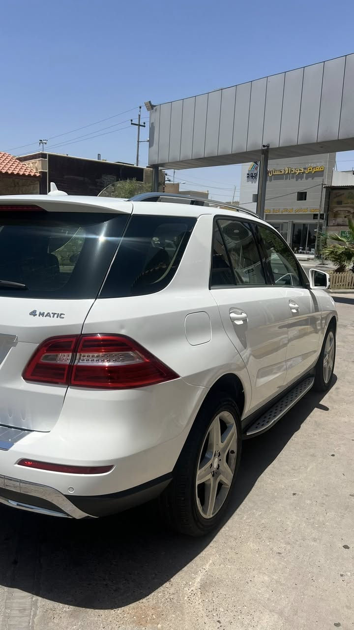 سلام عليكم

Mercedes ML400  4MATIC  AMG kit 2015

المحرك وناقل الحركة:
* مكينة M276 من افضل محركات مرسيدس اعتمادية  
* 6 سلندر Bi Turbo سعة 3L 
* ناقل حركة اوتوماتيك G-Tronic Plus سبع نمر
* القوة الحصانية = 329HP
* العزم = 480NM
* التسارع = 0-100 بـ 5.8 ثانية
* السرعة القصوى = 250km محددة الكترونياً

انظمة السلامة والامان:

* رادارات + حساسات امامي وخلفي
* نظام الـ PRE-Safe للحماية من الحوادث (السيارة تتنبأ بالاصطدام قبل وقوعه تجهز نفسها لحماية الركاب تغلق النوافذ والبانوراما وتشد حزام الامان وتغير وضع الكشنات حسب جهة الاصطدام وتسرع استجابة ضغط الفرامل)
* نظام الـ EBD (Electronic Brakeforce Distribution) نظام ذكي لتوزيع قوة الفرامل بين العجلات الكترونياً حسب الحمولة والطريق
* نظام الـ ESP (Electronic Stability Program) نظام الثبات اذا السيارة بدأت بالانزلاق يفرمل عجلة معينة وحدها حتى ترجع السيارة لمسارها
* نظام الـ ABS اكيد موجود ومدمج مع الانظمة البقية
* نظام الـ     Collision Prevention Assist للتنبيه من الاصطدام الامامي ويساعد بالفرملة
* نظام الـ BAS (Break Assist) يقوي البريك بحالات فرملة الطوارئ
* نظام Attention Assist يراقب اسلوب القيادة وينبه السائق اذا استشعر علامات تعب او نعاس
* نظام مانع الانزلاق + زر للتفعيل
* احزمة الامان كهربائية
* واكيد السيارة Full Air Bags 
* وباقي انظمة الامان معروفة بمرسيدس

انظمة المساعدة والترفيه:

* كاميرات محيطية 360 درجة + منظور 180 درجة
* الكاميرا الخلفية منبثقة للحماية من الغبار والاتربة
* نظام الـ Active Parking Assist
* نظام الـ Auto Hold مع دواسة البريك للتوقف المؤقت واكيد الهاند بريك كهربائي
* نظام صعود ونزول المنحدرات
* نظام الـ SpeedTronic Limit + Cruise Control 
* نظام تبريد منفصل المناخ للسائق والراكب
* نظام الـ ECO Start Stop + زر الـ ECO 
* صندوق كهربائي Soft Close 
* انارة ترحيب
* الاضواء الامامية ذكية Auto LED متفاعلة بأربع اتجاهات 
* الشاشة بنظام الـ COMAND من مرسيدس يدعم كل الاجهزة
* Ambient Light بكل مكان وبـ٣ الوان مختلفة
* تبريد وتسخين حاملات الاكواب
* الكشنات اكيد كهربائية + اسناد اسفل الظهر للسائق
* ISOFIX لتثبيت مقاعد الاطفال
* شفتات بالستيرن
* انظمة التنبيه 

الشاصي:
* سليم ١٠٠٪؜ من الضربة والصبغ السيارة وارد خليجي ومكفولة كفالة عامة 

العداد: 
* ممشى 240,000km كل السيرڤس مالتها بوكالة مرسيدس سليمانية وبغداد

السعر: 26,500$ يعني ٢٦٥ ورقة
مكان السيارة البصرة للإستفسار اكثر التواصل على
***********
