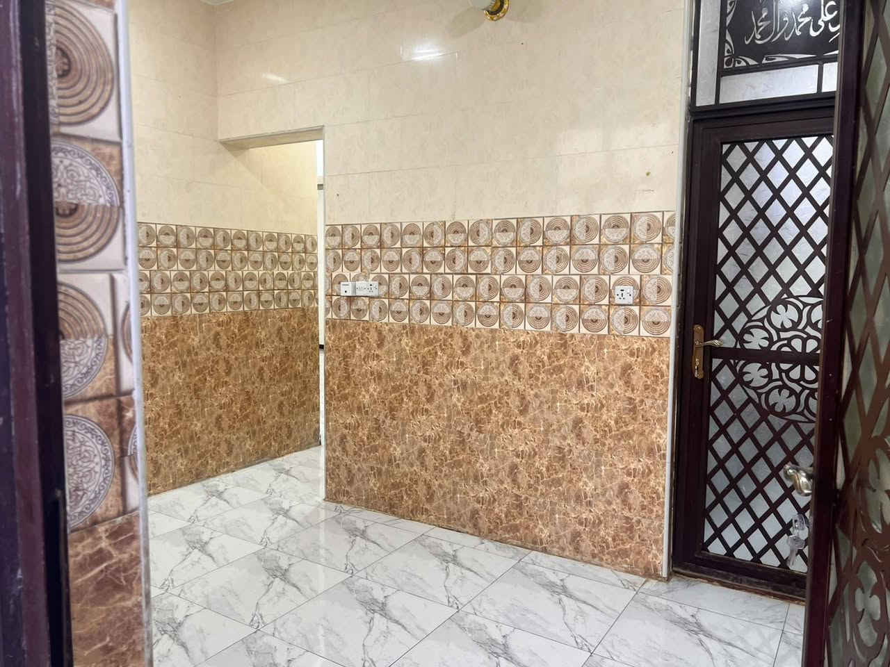 السلام عليكم

يوجد مشتمل الايجار على شارع 40 قريب على عمارة القند الرمادي تكون من غرفتين نوم وهول ومطبخ وصحيات داخلية وخارجيه السعر ايجار 350الف وبي مجال الاستفسار والاتصال ***********
