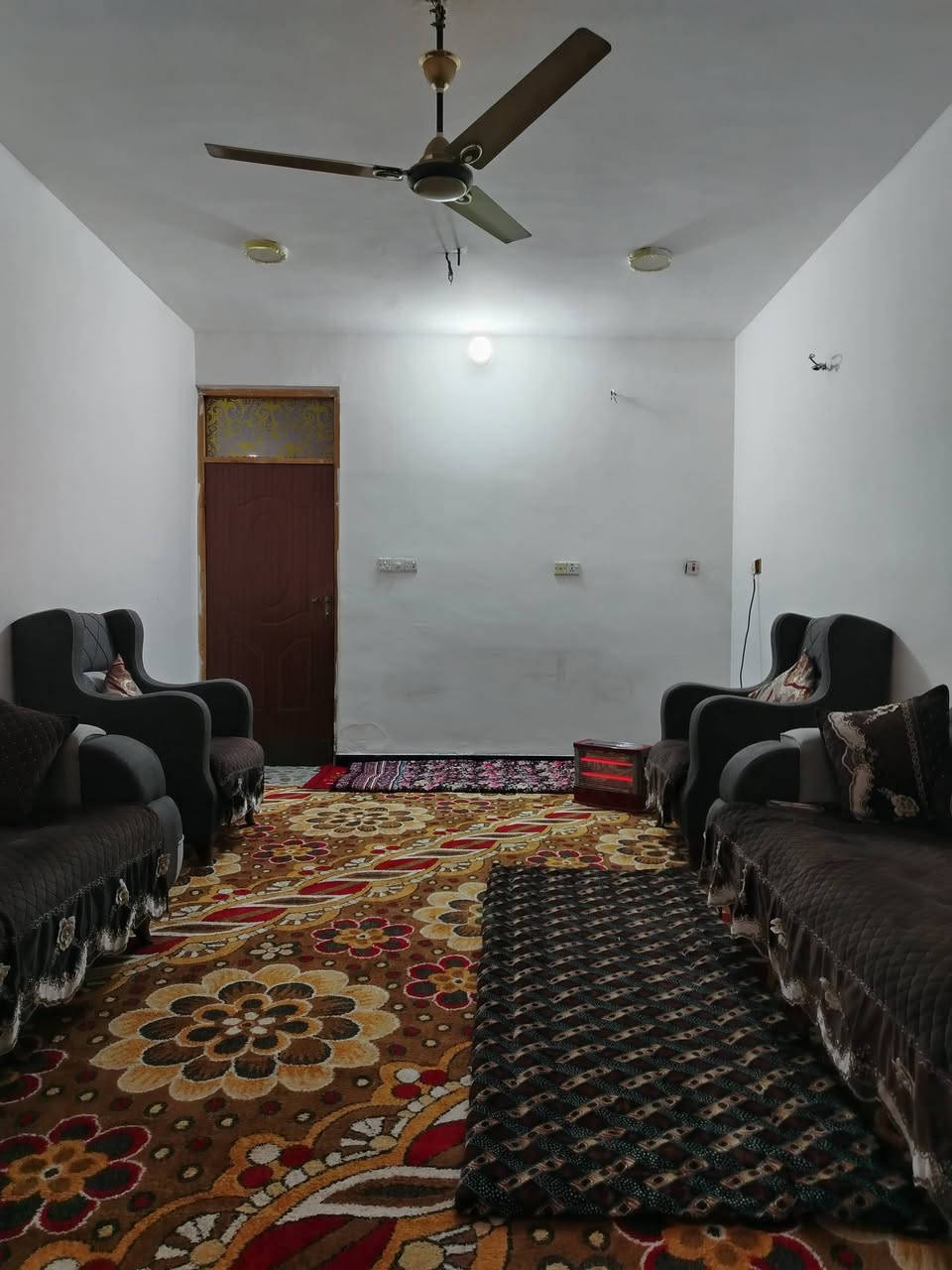 سلام عليكم بيت للبيع مساحه ٢٠٠ متر خلف الدار ٥٥٠ متر بيت واجهه مالته جديده مسويها وجبير ومرتب طابق ثاني عل نص مسوي يعني ٥٠٠ بلوكه تقفله ماء + مجاري +كهرباء العنوان الأصلاح شارع الجزيره مقارب مدرسه عشتار
رقمي ***********
