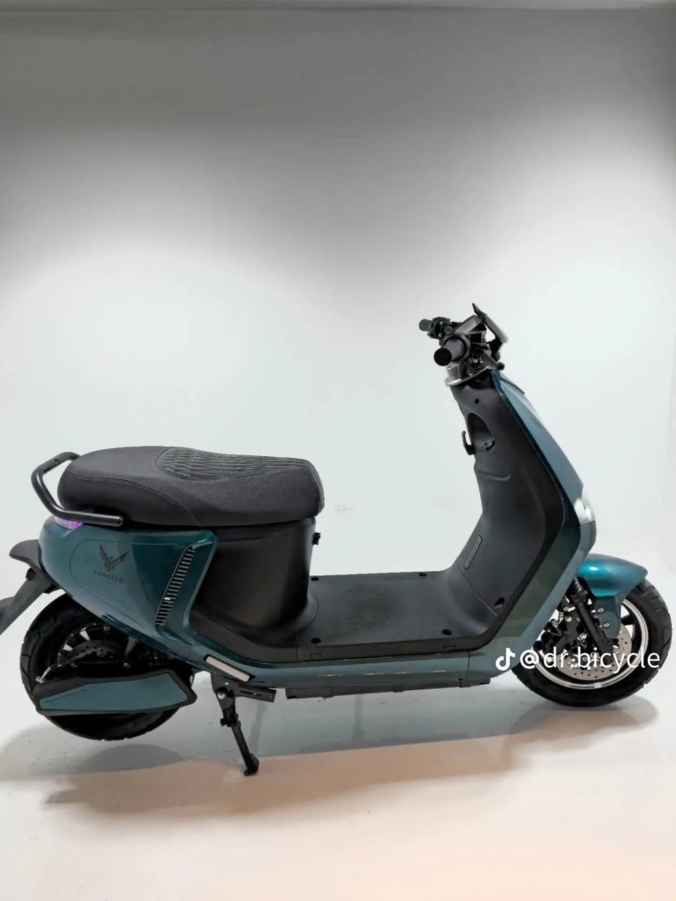 السلام عليكم دراجه شحن للبيع  موديل 2025 مواصفاته اضائه LED ابريك دهن أمامي خلفي دسك  بيهه نظام ABC مانع انزلاق نظام R رجوع للخلف نظامB الدراجه3سرع سرعه الدراجه 85 مع الوزن 75 الدراجه بطارياتهه جديده صار أقل من شهر شادهن بطارياته مسطره 39امبير فيتنامي اتمشيك أكثر من 70كيلو ملف الدراجه 2000حقيقي السعر 800الف للتواصل ***********موجود واتساب العنوان بغداد السيديه
