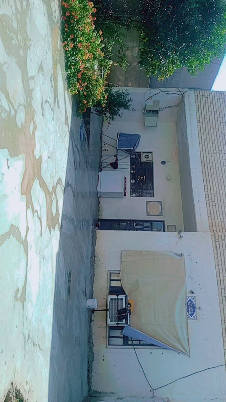سلام عليكم دار للبيع مساحه 360 متر زراعي وره ضريح المتنبي مباشره بي 2 غرف نوم وصاله وستقبال ومطبخ واي استفسار هذا رقم الهاتف ***********
