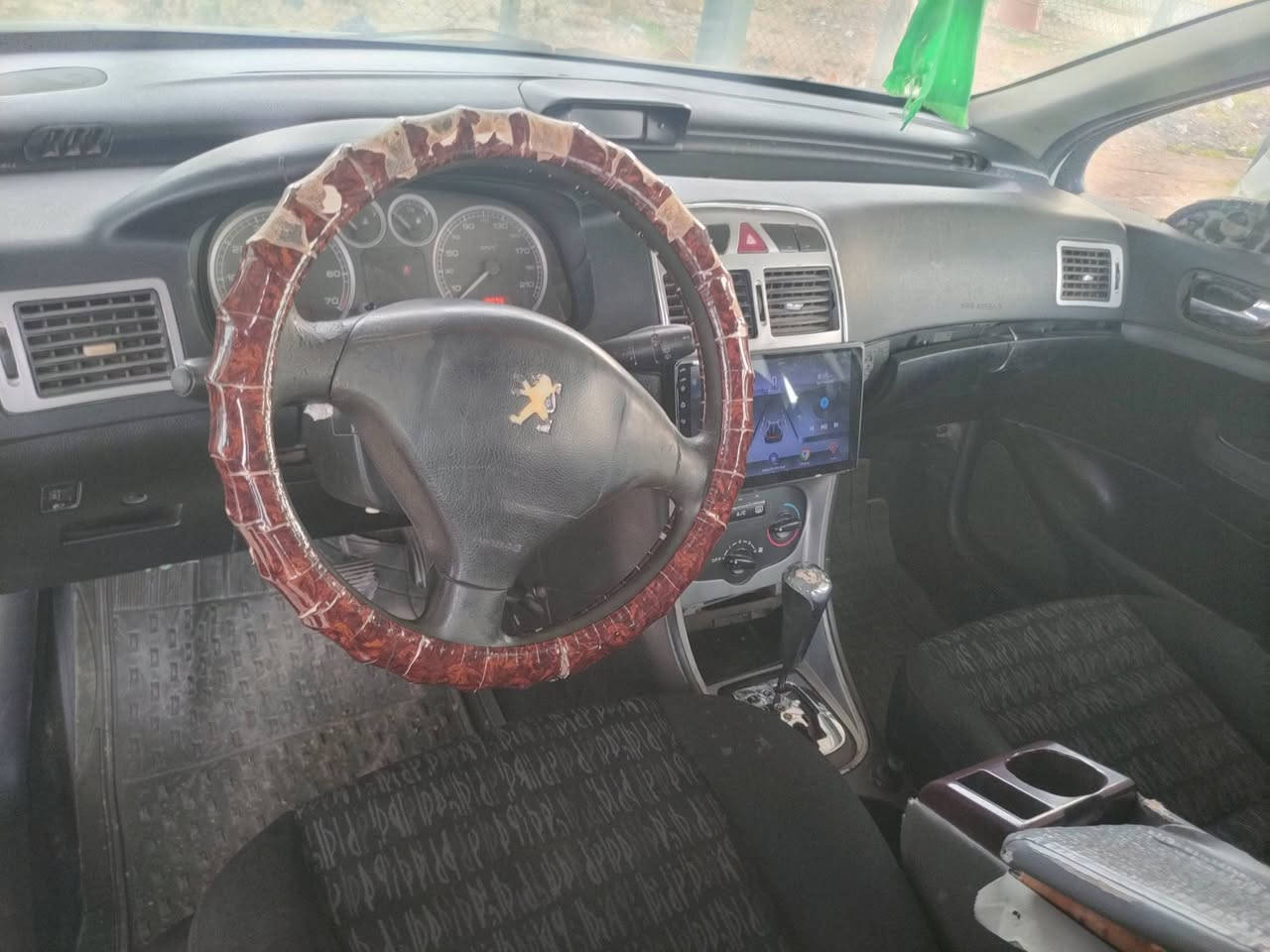 السلام عليكم بيجو فرنسي 307 موديل 2005 رقم بغداد  السيارة محرك كير نظيفات صدر الأمامي مبدل قبل فترة  السعر 40 وبيه مجال 
العنوان الكوت  رقم الهاتف ***********
