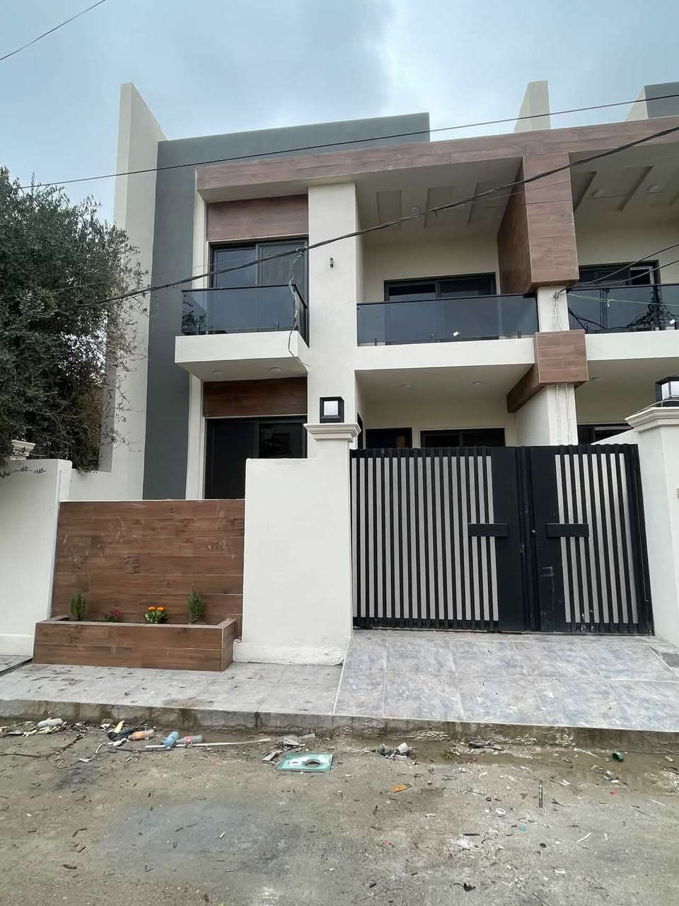 🔶#نوع العقار 👈: داران ZERO لاصحاب الذوق والفخامه 🏡
🔶المساحة :👈 كل دار (150)م 
🔶الواجهة :👈 كل دار (7نص )م 
🔶تفاصيل :👈( يتكون دار من طابقين 

الطابق الاول : يتكون من غرفتين نوم واستقبال وهول ومطبخ حار بارد وصحيات بالاضافه لكراج سياره 

اما الطابق الثاني : يتكون من غرفتين نوم ومجموعه صحيات وهول 

🔶موقع العقار :👈 ( 📍كركوك طريق بغداد حي معلمين مقابيل جامع الفتح 🏡  ) 💯

🔶نوع الملكية :👈 طابو ملك صرف بأسم شخص واحد 

🔶#سعر :👈 ليصلك السعر علق ب ( تم ) 💸

🔶للمعلومات :👈اكثر مراجعة مكتب عماد للعقارات 
او مراسلة صفحه 👇

🔶الاتصال مسؤول ☎️

📞07730_161_568

📞0777_649_1016

📞0770_134_0982

📞0770_667_8585

📞0770_131_9545

🔶لا تترددون بالتواصل معنا لدينا خبرة متراكمة
في عالم العقارات 
نساعدك على معرفة احتياجك و كل ما هو مناسب و 
الافضل لك 

🔶عنوان المكتب:📍 كركوك طريق بغداد مقابيل هولدنيك سلام  نستقبل جميع العروض السكنيه والتجاريه بكافة مناطق كركوك وبأشراف محامي عماد 

موقع المكتب https://l.instagram.com/?u=https%3A%2F%2Fmaps.google.com%2F%3Fq%3D35.434261%2C44.377026&e=AT133Fkttos1ceSkFKAr97oIy0Hm4kdadP3zTGcw7vkc3dJDNaofikOcX3VfbD4P-g5LWL4oQ30GsUbVU2WVj0XJn0eHtgt0hij6yeV3yObLuYI-CBMhU4eyDyQL

#عقارات_كركوك #بيع_شقق_كركوك #ايجار_كركوك  
#عقارات_طريق_بغداد #عماد_للعقارات #استثمار_عقاري  
#بيوت_للبيع #عقار_العراق #شقق_للبيع #مكتب_عقار
