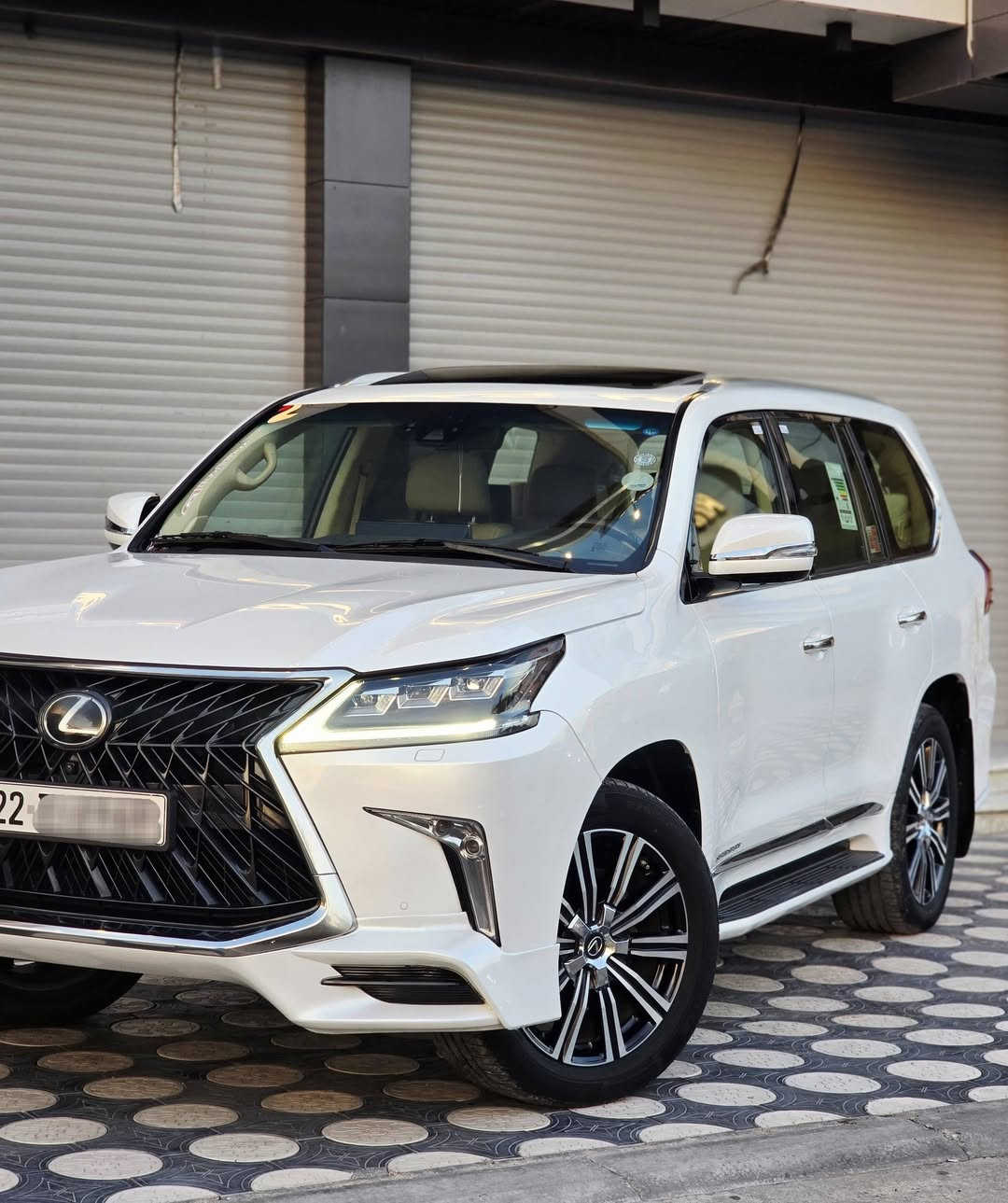 للبيع 
لكزز سوبر سبورت موديل 2019 
كفالة عامة السيارة جديدة وجاهزه بدون اي نقص 
فول مواصفات بصمتين وكارت 3 شاشات رادارات جميع الكشنات كهرباء و تدفئة و تبريد كشنات خزن ميموري تشغيل عن بعد تحكمات ستيرن أوتو ستوب للتحذيرات تحديد سرعة نقطة عمياء محرك 8 سلندر 5700 جنطة كهرباء كير و مكينه كفاله عامه السيارة حيل نظيفة كلشي عل بلاد ماشيه 112 الف
رقم اربيل ومكانها بغداد السعر (7 شدات ) 
للأستفسار ***********
