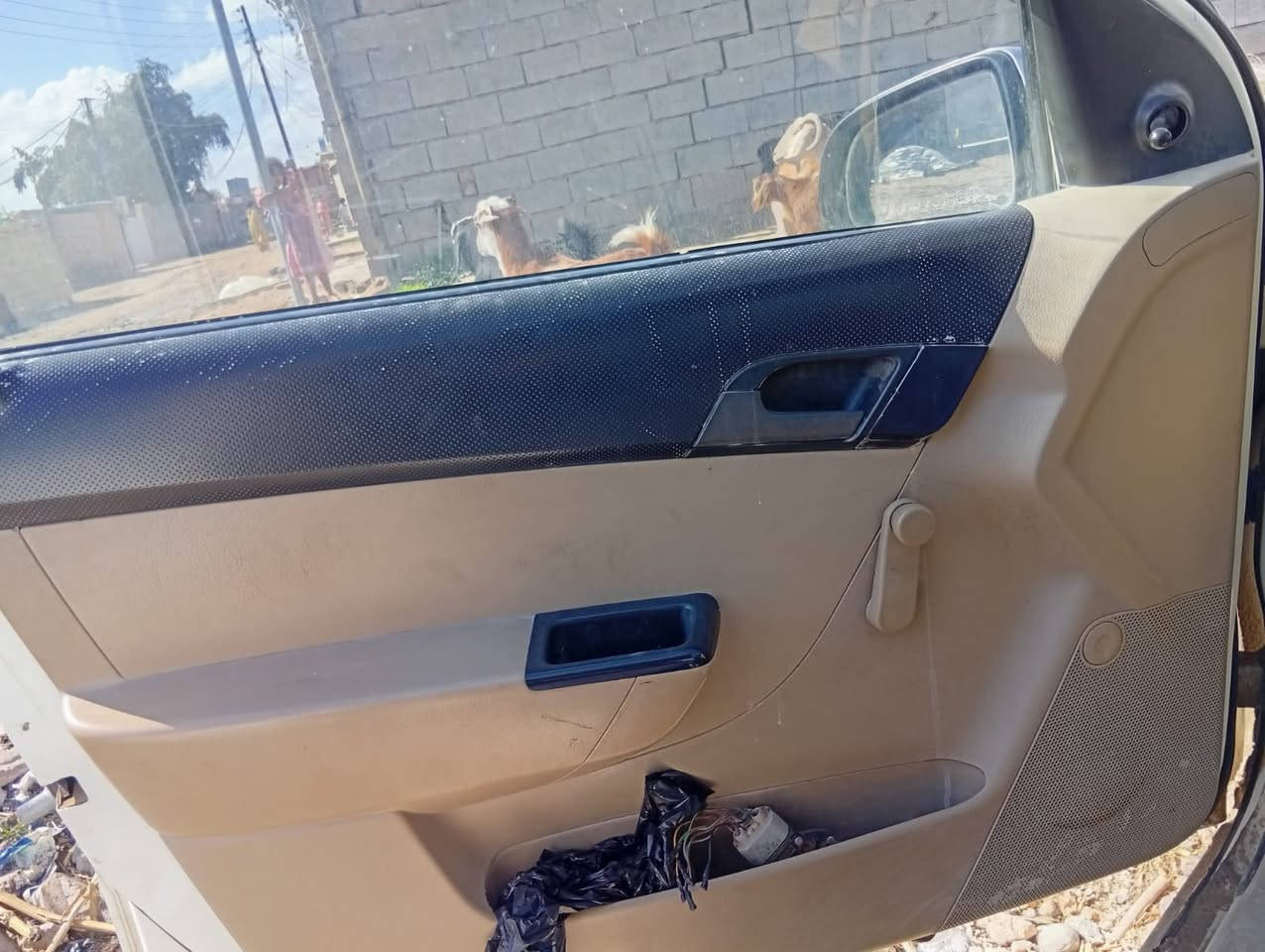 السلام عليكم
افيووو 2009 انكليزي بغداد حره خليجي مسكر اوتماتيك 

حاليا بيه نقص كير وداعميه وبك لايت كلهن400 الف سعره اني ابيعه هيج عل وضعه ب36$ بس عليه بالتحويل السياره بيه حزام من اخذته شرط القماره ما بيه اي شي
مكان السياره سامراء
