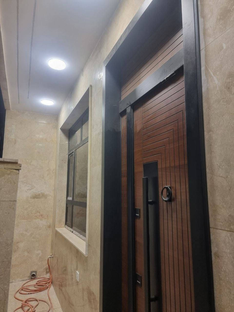 #عقارات_بغداد_دار_للبيع
دار للبيع درجة اولى  في الدورة حي الشرطة ابو طيارة طابو ملك صرف بناء جديد 
المساحة 60 متر واجه 6 ونزال10
مدخلين يحتوي الطابق الارضي على صالة وهول ومطبخ وحمام 
الطابق الثاني يحتوي على غرفتين نوم وحمام
الواجهة والارضيات مرمر والشبابيك المنيوم والابواب تركية درجة اولى
***********
