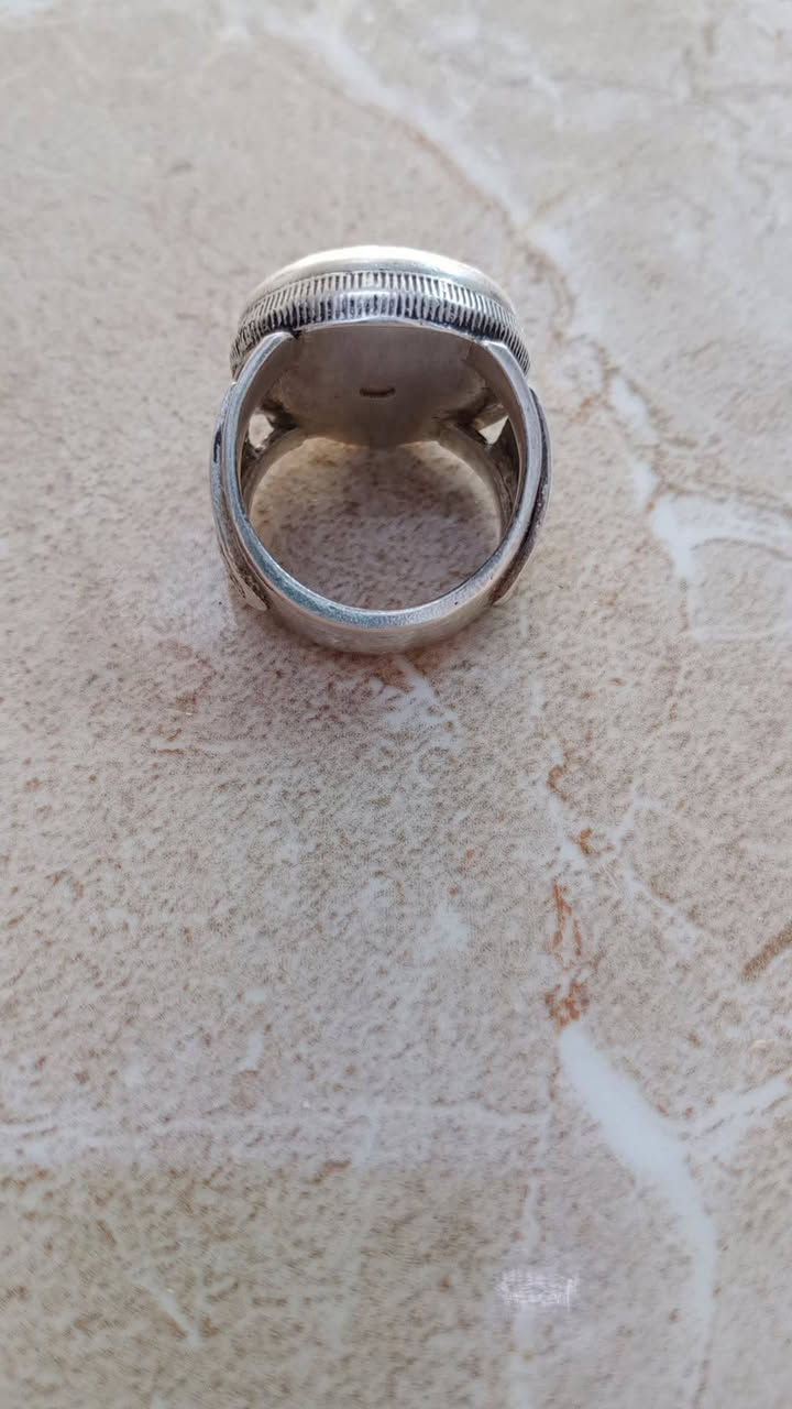 السلام عليكم الجزعه يمانيه قديمه للبيع مكان مدينه الصدر  ***********
