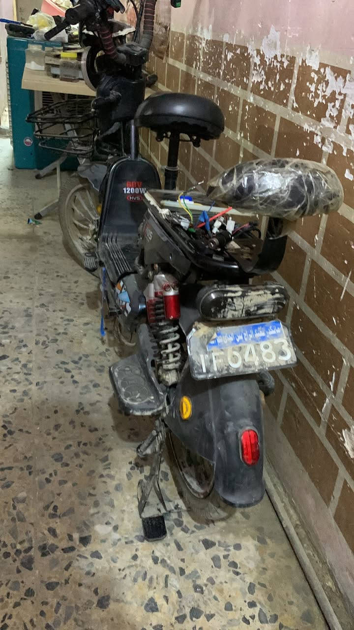 دراجه حلوه كلشي ما بيه بس بعقل ضارب ناقصه عقل سعره ٢٥٠الف مكاني كوفه هاي صوره لقديمة قبل ما نضفه  دراجه ماشيه ٤تالاف و٨٠٠كيلو وبل شحنه لوحده تمشيك ٤٨كيلو بطاريات عمرهن ٩٠بل ١٠٠بيع مستعجل لي يحب يتواصل وياي هاذه رقمي ***********ولي يحب يتواصل ع خاص وبيه مجال لطيبين
