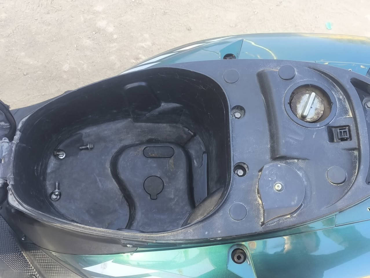 سلام عليكم
دراجة للبيع نوع صيني اللون زيتوني 
موديل 2023
دراجة جاهزة 
التفاصيل 
لايت وبكلايت زنون 
شوتة جديدة 
كهربائيات الدراجة جاهزة
سلف  
وأشاير يمنة ويسرة
وأشاير رباعي  
بصمة تشغيل عن بعد 
ونظام السرقة
قفل سكان وقفل  الجوزة 
دراجة جاهزة من كلشي مال جناي سعر 650 وبيها مجال كلش قليل 
الشراي يتصل ويدلل  
***********
عنواني ناصرية مركز 
خاص  مامتواجد  الشراي يتصل
