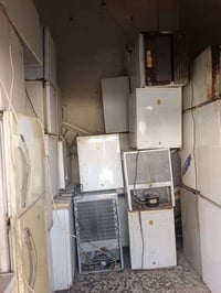 ثلاجات فندق اكثرهن شغلات تقريبا 40وحده  سعر وحده 20الف 07828151110