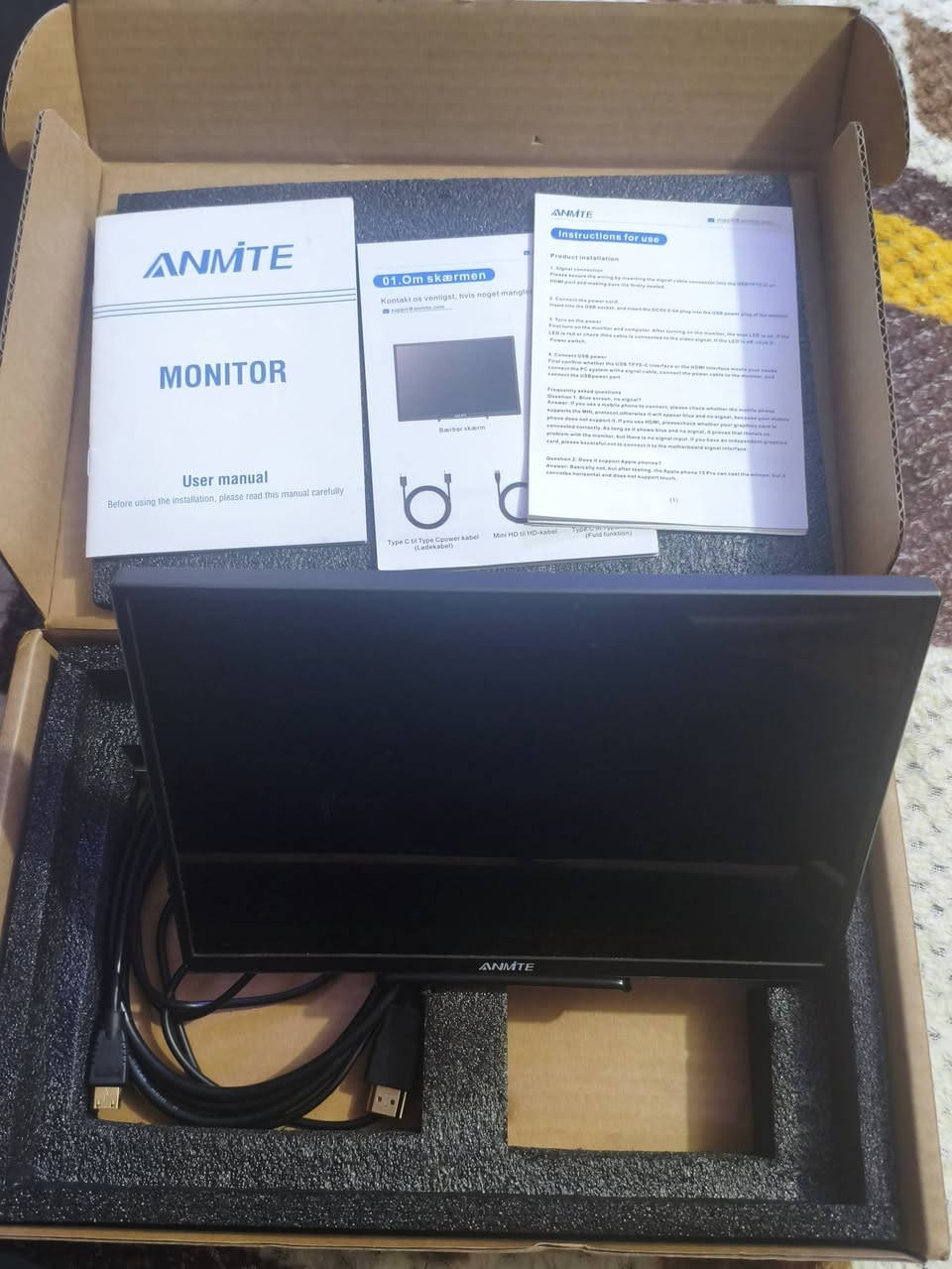 للبيع: شاشة محمولة (Portable Monitor) بحالة ممتازة وكامل الملحقات
الشاشة مثالية للألعاب، الدراسة، أو كشاشة ثانية لابتوب وتدعم تشغيل هواتف الآيفون.

​⚙️ المواصفات الفنية:

​حجم الشاشة: 10.5 إنش (حجم مميز وخفيف للتنقل).

​الدقة: Full HD 1080p (ألوان واضحة وصورة حادة).

​معدل التحديث: 60Hz.

​المنافذ: 

​منفذ Mini HDMI.

​منفذ Type-C (يدعم عرض شاشات هواتف الآيفون مباشرة).

​📦 الملحقات:

​الشاشة تأتي كاملة مع جميع ملحقاتها الأصلية.

​💰 السعر وتفاصيل الاتصال:

​السعر: 60 ألف دينار عراقي (وبيها مجال بسيط للشراي الطيب).

​مكان التواجد: بغداد

​للتواصل والاستفسار (واتساب فقط): ***********
