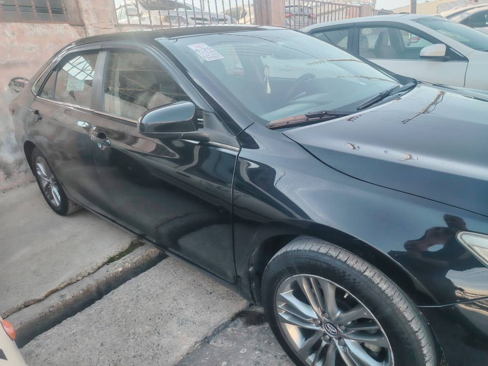 تويوتا كامري للبيع بيها ثلاث قطع ونص بيبان صبغ وبيها جوه دوسه مال السائق بيها الصبغ.ماكينه وجير والباراشوت والشواصي بشرط.السياره 2017 شرط تحويل وكاله بشاره سياره على اسمي.السياره رقم دهوك. *********** دهوك, العراق
