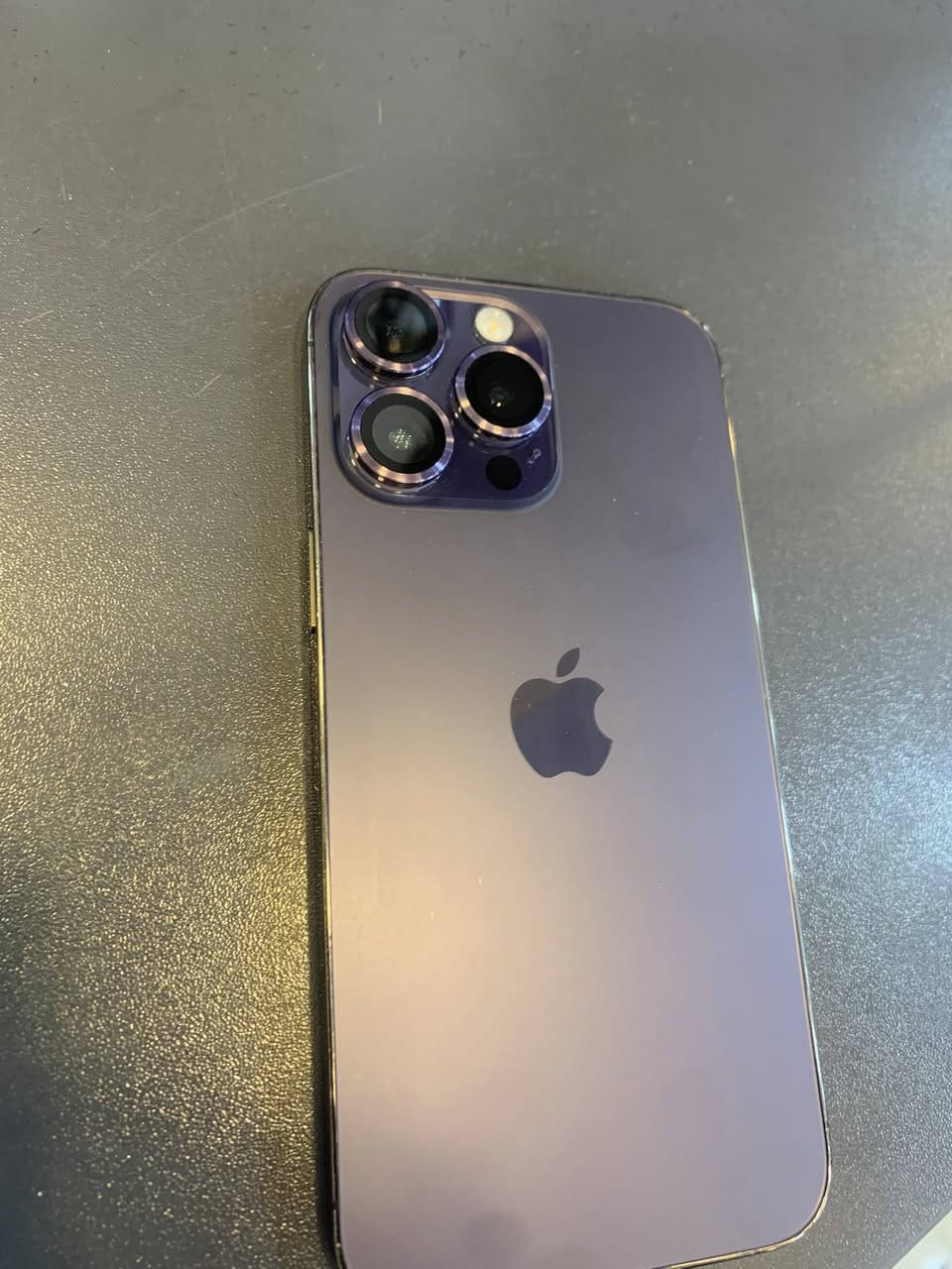 ايفون ١٤برو ماكس مكفول ما عده لضهر مبدل سعر ٧٠٠مكاني سياسين لتواصل عله رقم***********
