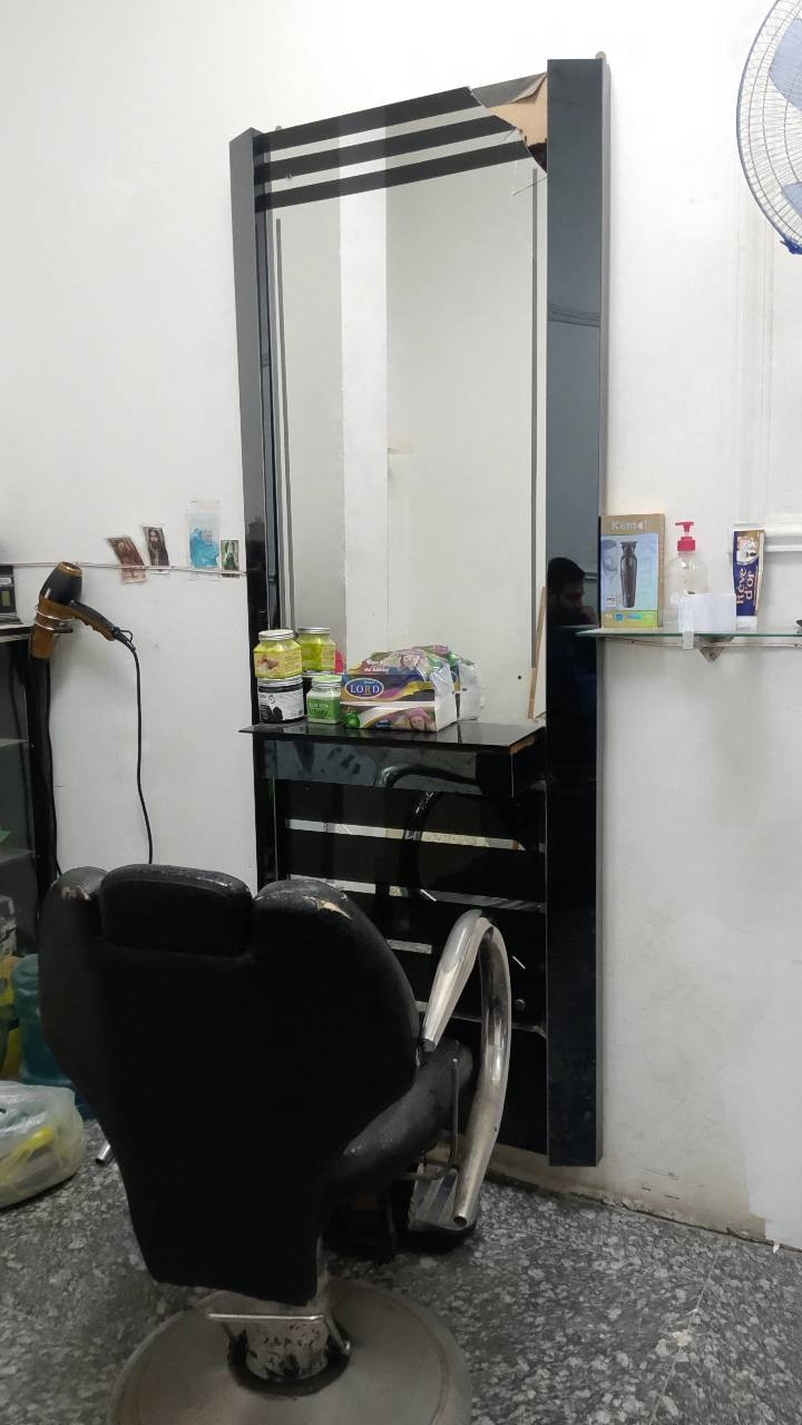 السلام عليكم
غراض حلاقه للبيع 3 ميوزه 4 كراسي الميوزه نضيفات كلش بس واحد مكسوره الجامه موضح بصوره كلهن 450 الف مكاني بغداد


**إذا كنت صاحب هذا الإعلان وتريد حذفه لأي سبب، رجاءا أرسل رسالة إلى الدعم الفني**