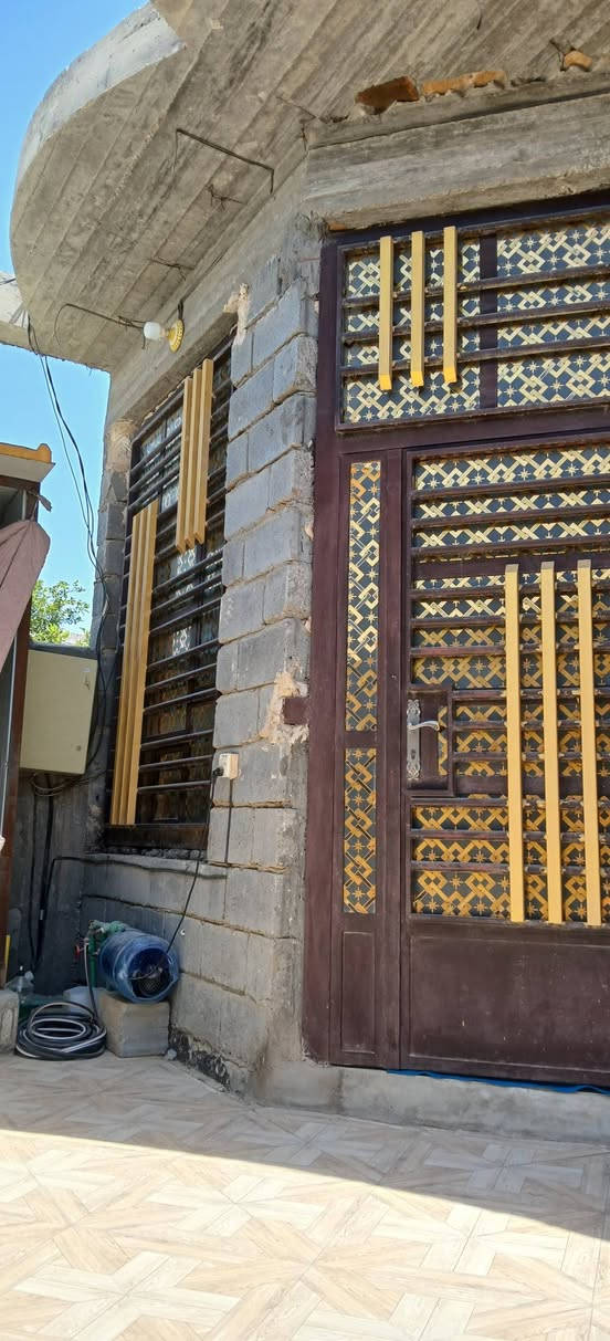 السلام عليكم بيت للبيع مساحه 150 يوجد في غرفه ٥×٤ .. صاله ٥×٤ ..استقبال ٦×٤... ومطبخ ٤×٣... صحيات داخليه وخارجيه ومحل خارجي 
البيت جاهز صب و سراميك و كهربائيات فقط البيتونه سندويج والمحل سندويج  ...الموقع حي الرشيد مقابيل النهر  
للأستفسار *********** متوجد فقط رقم للآتصال 
● ملاحظه غير متواجد علئ الخاص او الفيس بوك
