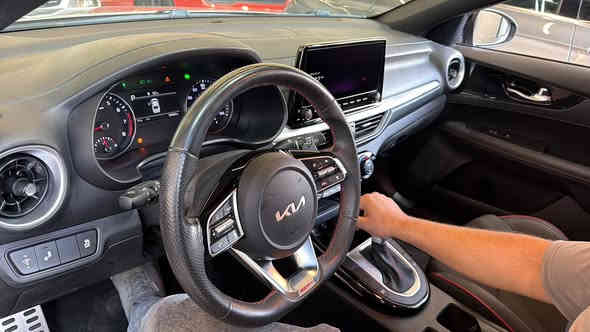 السلام عليكم 
كيا فورتي GT ٢٠٢٣ 
فول عدا الفتحه 
بدون حادث فقط كلير امريكا 
سياره جديده بمعنى الكلمه 
محرك ١٦٠٠ توربو 
كير دبل كلچ
رقم اربيل 
السعر ١٦٣ 
***********
