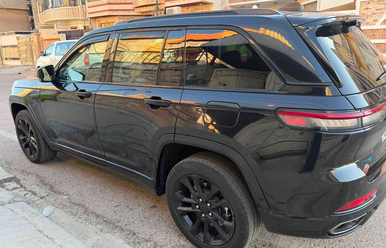 ‏  Jeep Grand cherokee 4xe
موديل2023 .. 4x4 هايبرد
ماشية  140 
الداخل لونين مطعم بصاج
إنارة داخلية LED 
5 راكب 
‎3 انضمة بنزين +هايبرد +كهرباء
#مواصفاتها
.  
.بصمه تشغيل عن بعد
.دمام خلفي
.كشنات جلد
.كشن السايق ميمري
.كشنات كهرباء
.صندوق كهرباء
.حساسات خلفيه 
. قطعتين تبريد 
.اشاير بالمري
.رادار امامي
.رادارات 360
خمسة وضعيات قياده
. بنوراما فتحتين
. كير ماوس
. نظام منحدرات
. هيترات بالكشنات 
.ويل كب اسود
.لايتات لد
.بكلايت لد
.كشافات
.بصمة ابواب
. نضام توقف ذاتي
فول مواصفات 1/1  بعد بيها مواصفات
الحادث جاملغ وبنيد
السعر 28 وبيها مجال
للاستفسار اكثر الاتصال على الرقم

***********
