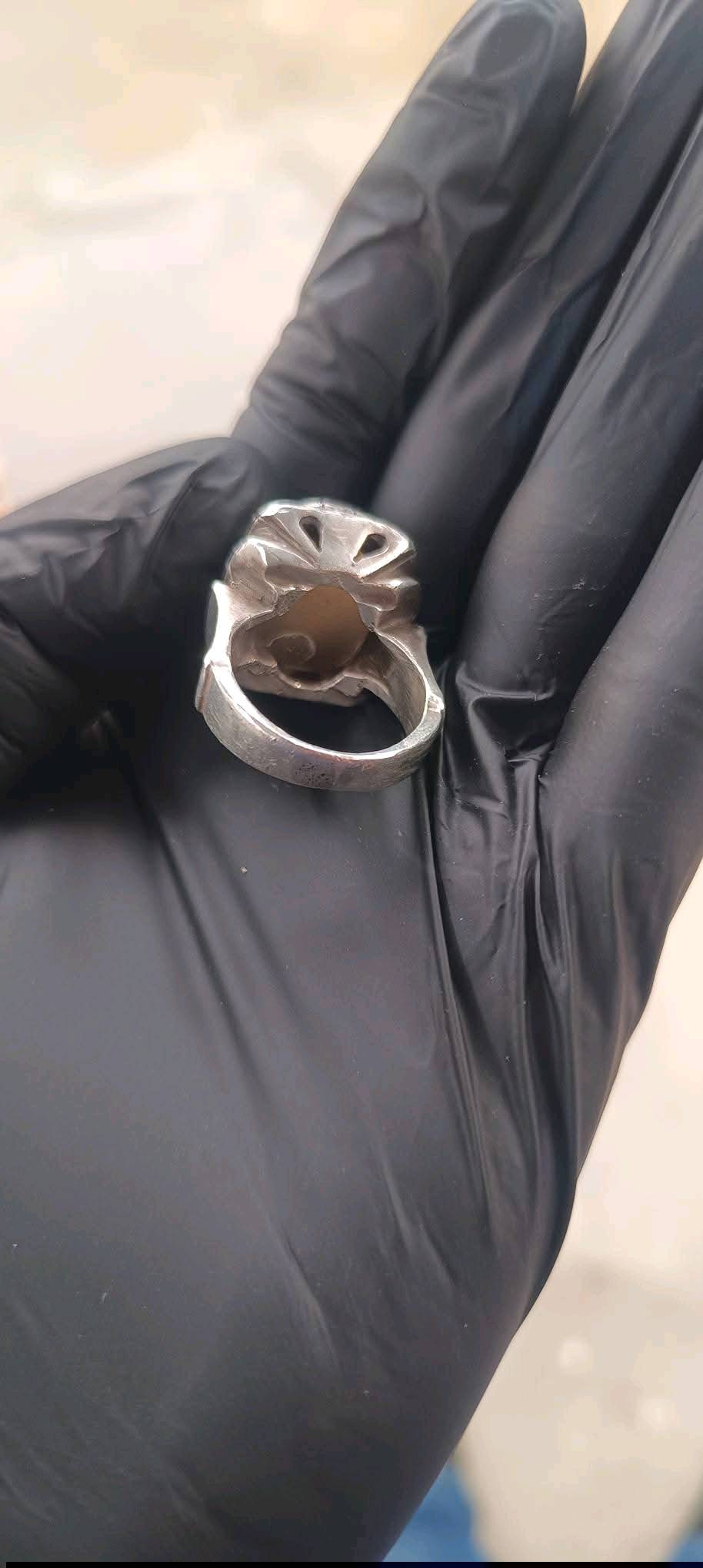 خاتم سليماني عينين 🔥👑
أسطورة مو خاتم! قطعة نادرة جدًا من الزمن الأصيل ⏳
حجر سليماني أصلي بعينين واضحة وقوية، رمز للفخامة والهيبة 💎
تفاصيله تحچي تاريخ وقيمته تزداد مع الوقت 🔥
▪️ القياس: 20 / 21
▪️ الوزن: 25 غرام (ثقيل وفخم يبين على اليد 👑)
▪️ السعر: 125 ألف فقط شامل التوصيل 🚚
⚡ مناسب لأصحاب الذوق العالي والهيبة
⚡ قطعة ما تتكرر وفرصة محدودة جدًا
🚨 إذا تدور التميز الحقيقي لا تفوتها
📩 احجز هسه قبل لا تنباع