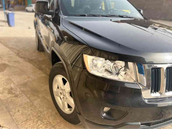 جيب لاريدو وارد امريكي موديل 2012 سياره كلين ماشيه 98 حقيقي بيه شخط باب سايق من جوه حتى ممبين مواصفاته 6سلندر كشن سائق كهربائي تبريد قطعتين مثبت سرعه تحكم جهتين شادله كامره وشاشه اصليات كير ومكينه وحداده خير من الله سياره نظيفه جدا السعر 180 وبأسمي تحويل ثاني يوم للاستفسار *********** بغداد
