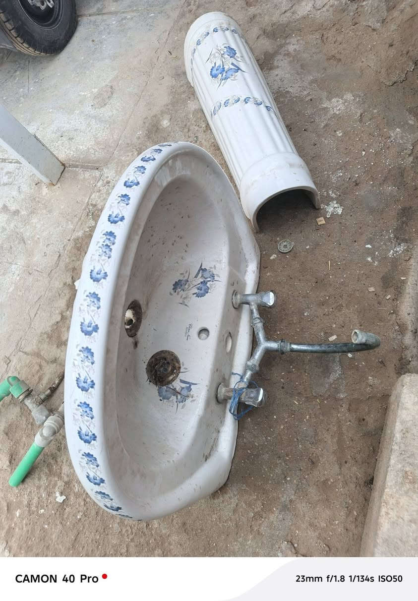 بيبان نضيفات كلش + مغسله + كيزر اصلي الماني 
ابيعهن شلع ***********
