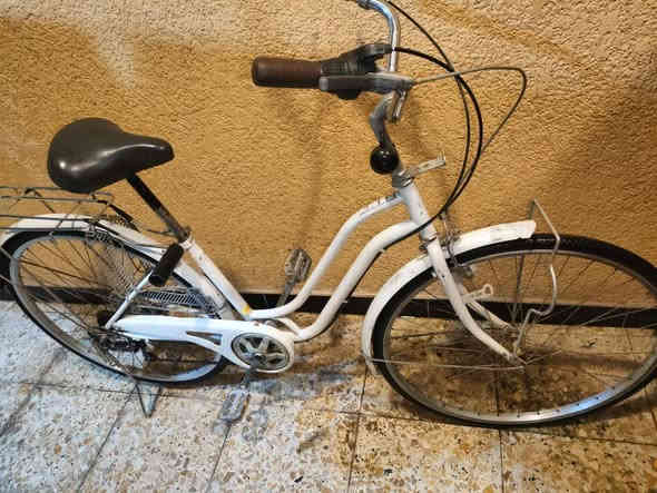 السلام عليكم اخوان بايسكل للبيع سياحي الاصلي شرط الاصلي نضيف حجم 27كامل امكمل بريك كدام شغال ابريك وره شغال بداله شغاله بس يرادلها تقسيم الكشن طبي نضيف مديل
مكاني بصره صبخة العرب 
سعره 65قفل قفل قفل
رقم ***********
