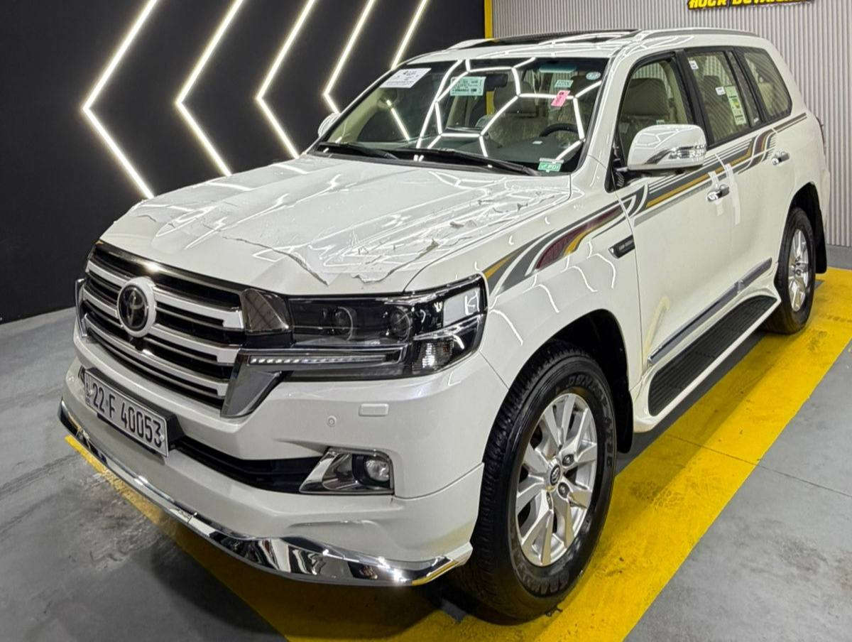 تويوتا لاندكروزر 2017 GXR وايت إديشن – شركة جيهان المسافة المقطوعة: 106,000 كم حقيقي
السيارة بحالة ممتازة ونظافة عالية
محرك 6 سلندر
فل مواصفات شركة جيهان – باب أول
الحالة والكفالة:
* السيارة مكفولة كفالة عامة
* ملاحظة بسيطة: كارت خفيف بحافة هلال الجملغ الخلفي فقط
* ما عدا ذلك، السيارة مكفولة من كل شيء
* بدون شخوط، بدون حالوب، بدون تبديل
* المحرك والگير بشرط، غير مفتوح وغير ملعوب به

💎 ســعــر ✅ ::  الــرد تلقائي📮

مواصفات وايت إديشن (فل كامل):
* بصمة
* 8 إيرباغ
* فتحة سقف
* 4 كاميرات
* ثلاجة
* لايت أسود + LED نشرات
* كراسي جلد
* دبل
* كوشنين كهرباء
* كرسي السائق 3 أزرار
* مرايات شفط
* شاشة كبيرة
* حساسات أمامية وخلفية
* نظام ECO
* لايت حساس مع تنظيف
* لايت LED وزينون بلادي
* داخلية بيج
* ستيرن فوليوم
* مواصفات معروفة كاملة
سنوية جديدة
زنك ورقم جديد
الشاصي والحدادية بشرط وجاهزة بالكامل

رقم صاحب السيارة 
***********
