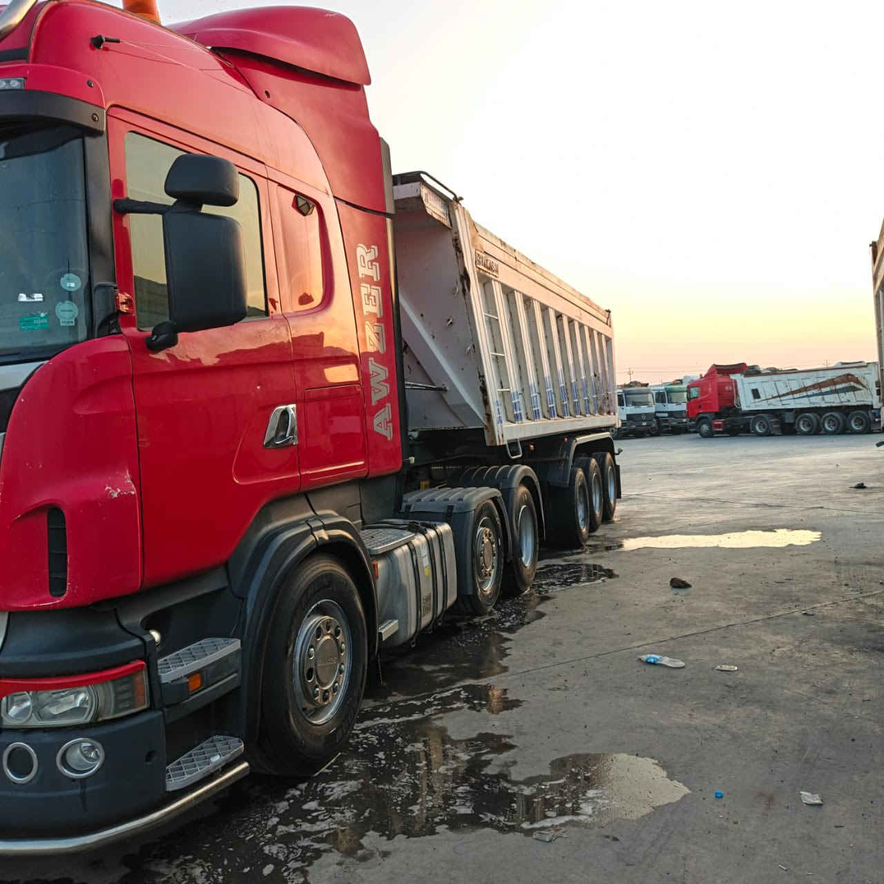 سلام وعليكم سكانيا البيع 2012 تخم تاير مكينه R440 عربانه ماكنيسان 2015   ***********👍
